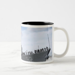 Caneca De Café Em Dois Tons Os marinheiros equipam os trilhos