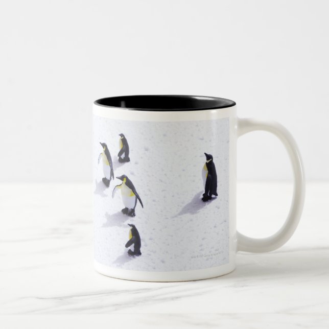 Caneca De Café Em Dois Tons Os pinguins que jogam o futebol (Direita)
