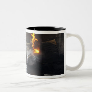Caneca De Café Em Dois Tons Os sapadores-bombeiros extinguem um fogo em um ro