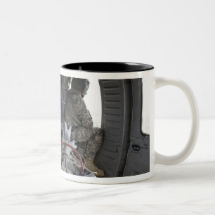 Caneca De Café Em Dois Tons os soldados olham para perigos