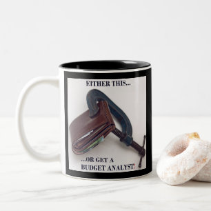 Caneca De Café Em Dois Tons "Ou isto... ou obter um analista de orçamento"
