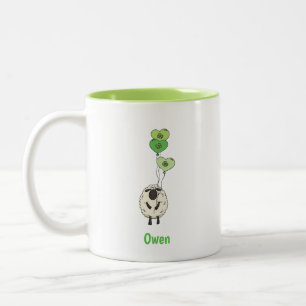 Caneca De Café Em Dois Tons Ovelha Irlandesa Fofa com Balões de Trevo