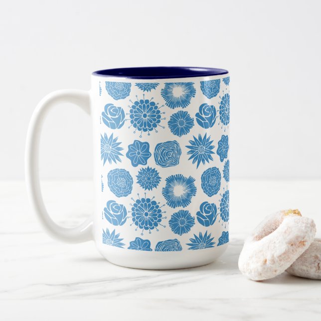 Caneca De Café Em Dois Tons Padrão Botânico Azul Elegante (Com Donut)