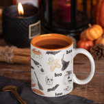Caneca De Café Em Dois Tons Padrão de Assustação Colorida do Halloween<br><div class="desc">Padrão de Assustação Colorida do Halloween</div>