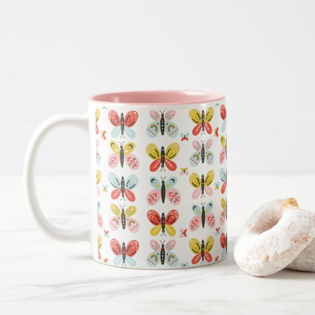 Caneca De Café Em Dois Tons Padrão de Borboleta e Floral  (Com Donut)