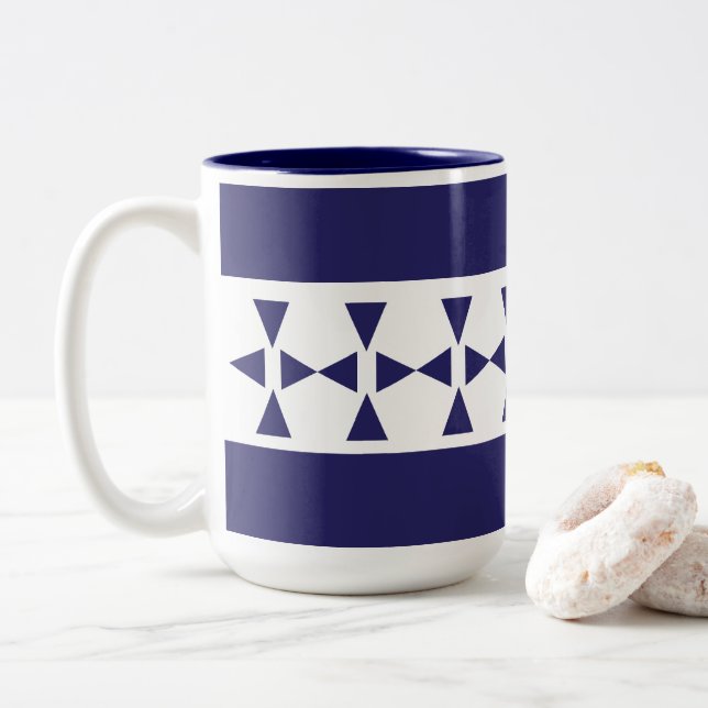 Caneca De Café Em Dois Tons Padrão de Listras de Triângulo Azul (Com Donut)