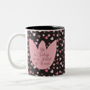 Caneca De Café Em Dois Tons Padrão de Tulipas Rosa Simples Doce - Todas as dir