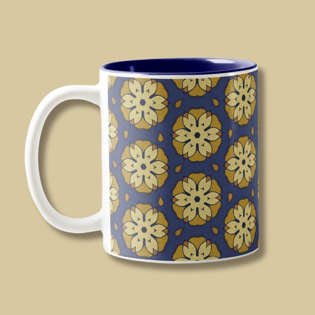 Caneca De Café Em Dois Tons Padrão Dourado e Azul Floral e Teardrop (Criador carregado)