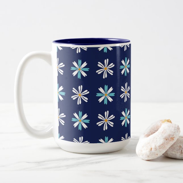 Caneca De Café Em Dois Tons Padrão Floral Navy Daisy Bliss (Com Donut)