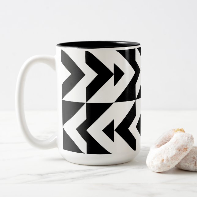 Caneca De Café Em Dois Tons Padrão Geométrico de Chevron Preto e Branco (Com Donut)