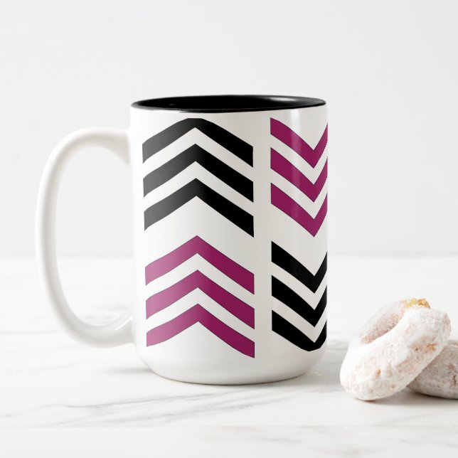 Caneca De Café Em Dois Tons Padrão Geométrico do Chevron Preto Roxo (Com Donut)