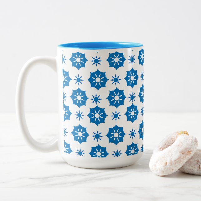 Caneca De Café Em Dois Tons Padrão Geométrico Floral Azul E Branco Elegante (Com Donut)