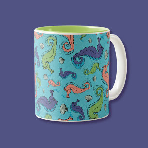 Caneca De Café Em Dois Tons Padrões de veados e cascas de cartoons vibrantes