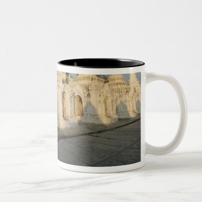 Caneca De Café Em Dois Tons Pagode Kuthodaw em Mandalay, conhecida como a (Direita)