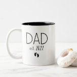 Caneca De Café Em Dois Tons Pai 2022 novo dia de os pais gravidez no bebê pai<br><div class="desc">Novo papai 2022 - ideia do anúncio de gravidez do dia de os pais para ela</div>