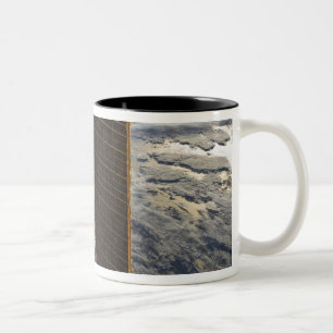 Caneca De Café Em Dois Tons Painéis solares da estação espacial internacion