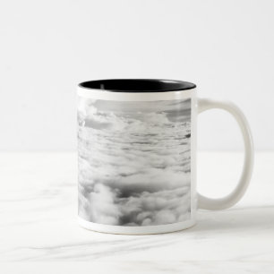 Caneca De Café Em Dois Tons Paisagem de nuvens sinistra ao nascer do sol. 2