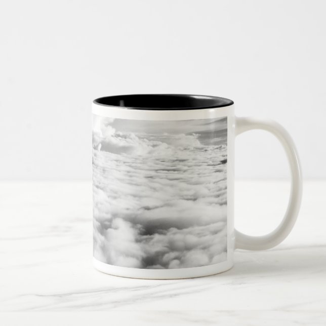 Caneca De Café Em Dois Tons Paisagem de nuvens sinistra ao nascer do sol. 2 (Direita)