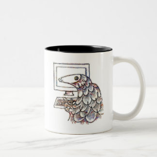 Caneca De Café Em Dois Tons Pangolin em um computador