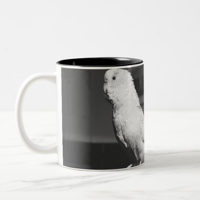 Caneca De Café Em Dois Tons Papagaio que senta-se no castiçal B&W (Esquerda)