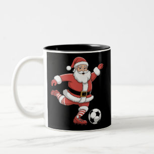 Caneca De Café Em Dois Tons Papais noeis jogam futebol no esporte de Natal