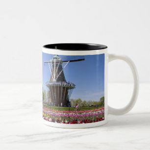 Caneca De Café Em Dois Tons parque Windmill Island com tulipas em flor em