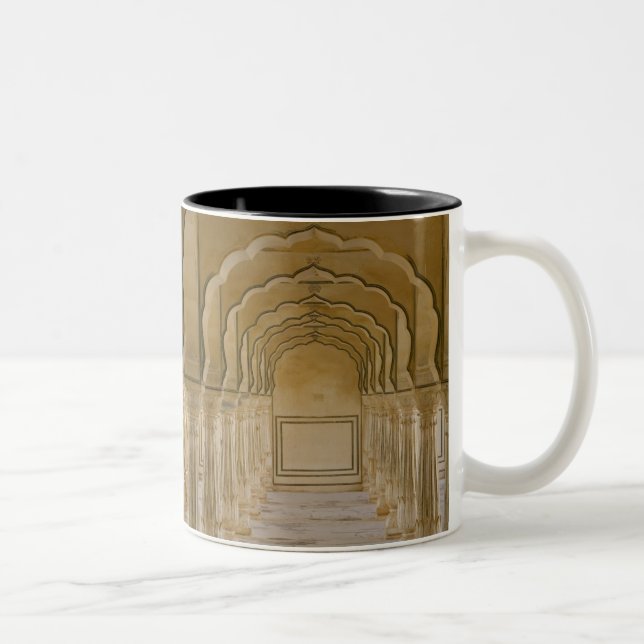 Caneca De Café Em Dois Tons Passagem arqueada com colunas dentro do Palácio de (Direita)