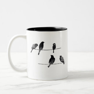 Caneca De Café Em Dois Tons Pássaros negros com aparência vestida