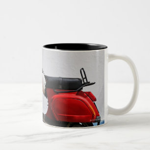 Caneca De Café Em Dois Tons Patinete de motor vermelho pela parede, ilha de