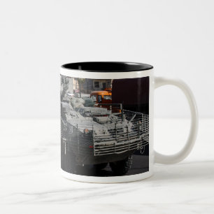 Caneca De Café Em Dois Tons patrulhamento dos soldados