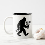 Caneca De Café Em Dois Tons Pé Grande Judeu Hanukkah Chanukah Humor Hilário<br><div class="desc">Pé Grande Judeu Hanukkah Chanukah Humor Hilário Menorá Dreidel</div>