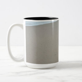 Caneca De Café Em Dois Tons Pegadas em uma praia branca em Moçambique