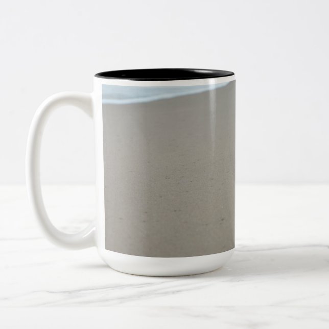 Caneca De Café Em Dois Tons Pegadas em uma praia branca em Moçambique (Esquerda)