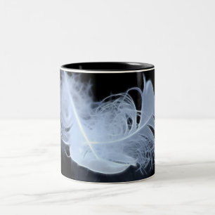 Caneca De Café Em Dois Tons Penas gêmeas e reflexão da chama