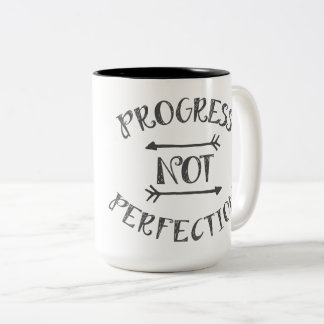 Caneca De Café Em Dois Tons Perfeição do progresso não DarkGrey no branco