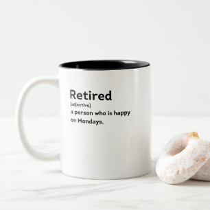 Caneca De Café Em Dois Tons Pessoa de definição aposentada que está feliz