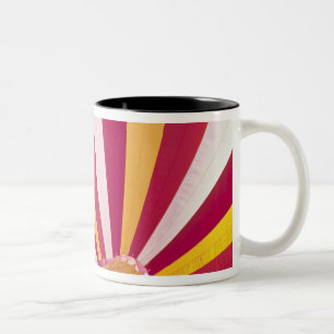 Caneca De Café Em Dois Tons Pessoas enchendo um balão de ar quente, Fort Colli