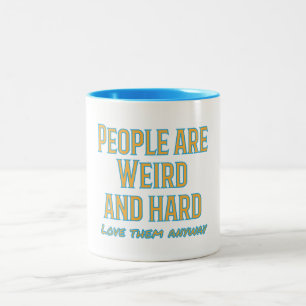 Caneca De Café Em Dois Tons Pessoas são estranhas e duros - amem-nas de qualq