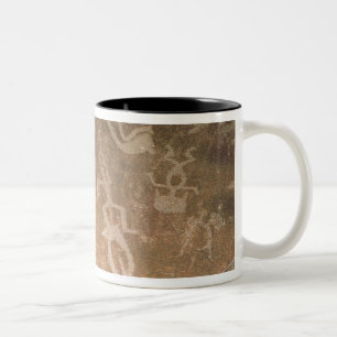 Caneca De Café Em Dois Tons Petroglyph cinzelado que descreve figuras