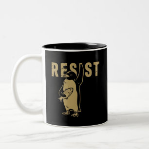 Caneca De Café Em Dois Tons Pinguim resiste aos pinguins protestando contra ta