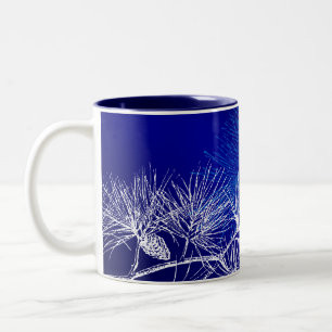 Caneca De Café Em Dois Tons Pinheiro de inverno azul e branco