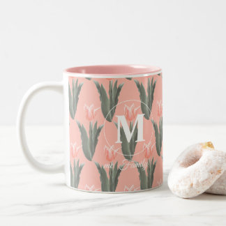 Caneca De Café Em Dois Tons Pintura de Tulipas Monogramas Peach da Família Ele