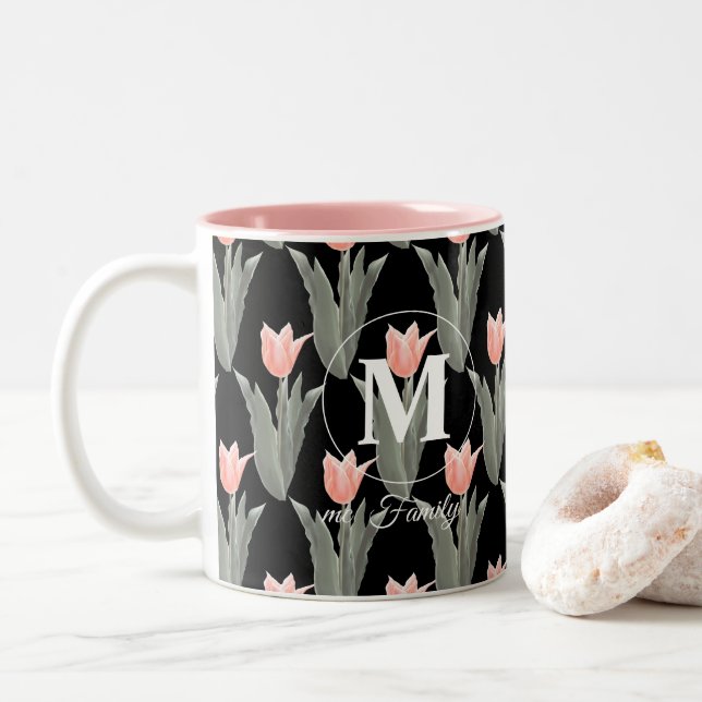 Caneca De Café Em Dois Tons Pintura de Tulipas Monogramas Peach da Família Ele (Com Donut)