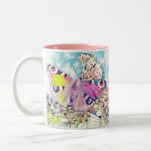Caneca De Café Em Dois Tons Pintura de uma borboleta rosa em flores coloridas