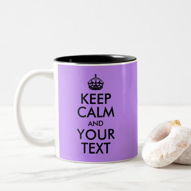 Caneca De Café Em Dois Tons Plano de fundo roxo Mantenha calma e seu texto (Com Donut)