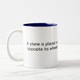 Caneca De Café Em Dois Tons Plano em uma escada rolante