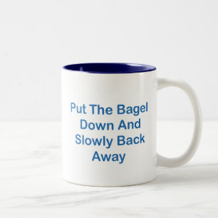 Caneca De Café Em Dois Tons Pnha o Bagel para baixo e lentamente para trás