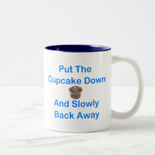 Caneca De Café Em Dois Tons Pnha o cupcake para baixo e lentamente para trás