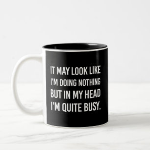 Caneca De Café Em Dois Tons Pode parecer que não estou fazendo nada.