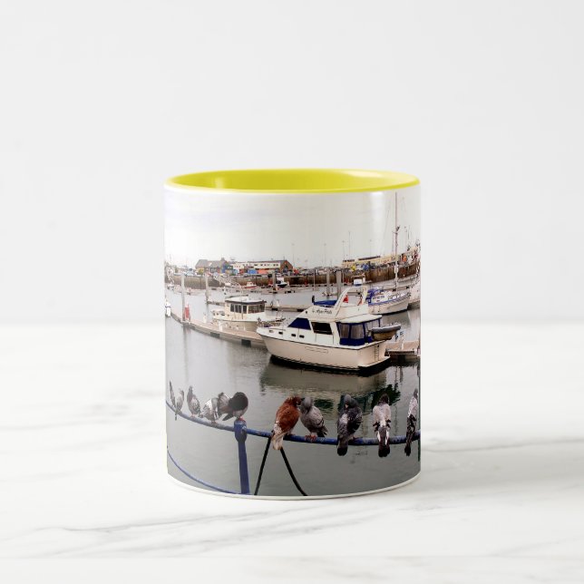 CANECA DE CAFÉ EM DOIS TONS POMBOS NO PORTO DE GUERNSEY (Centro)